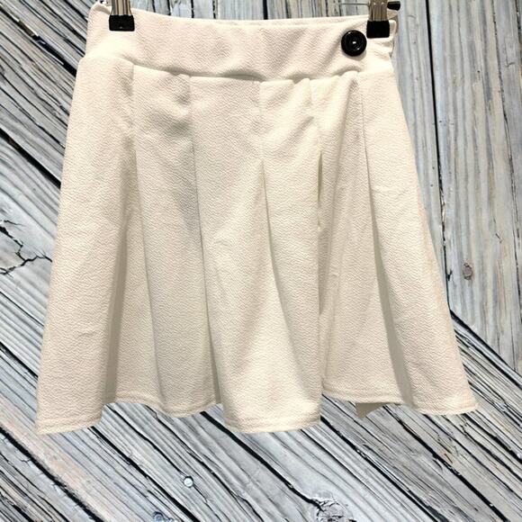 Pretty little thing white pleated mini side split tennis skirt. Size is US 4 - Picture 2 of 10
